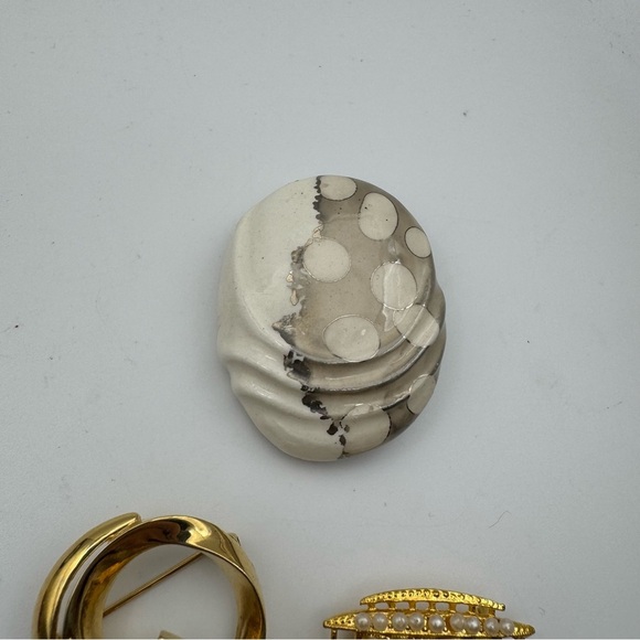 Vintage 70s 80s brooch pin lot Avon Gold Toned Craft Clip Bonus - Picture 4 of 9